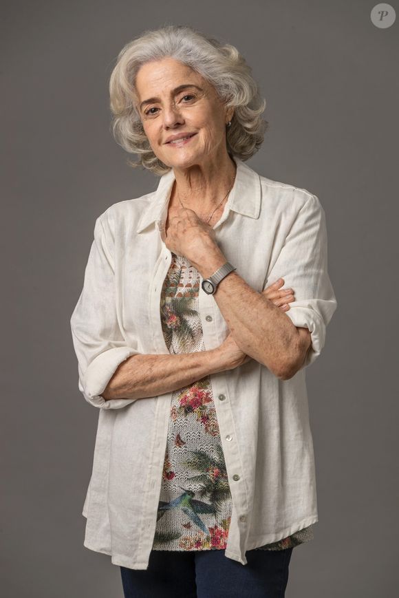 Segundo a psicologia, pessoas mais velhas absorvem a alegria do cotidiano, saboreando uma boa xícara de café ou simplesmente admirando o nascer do sol.