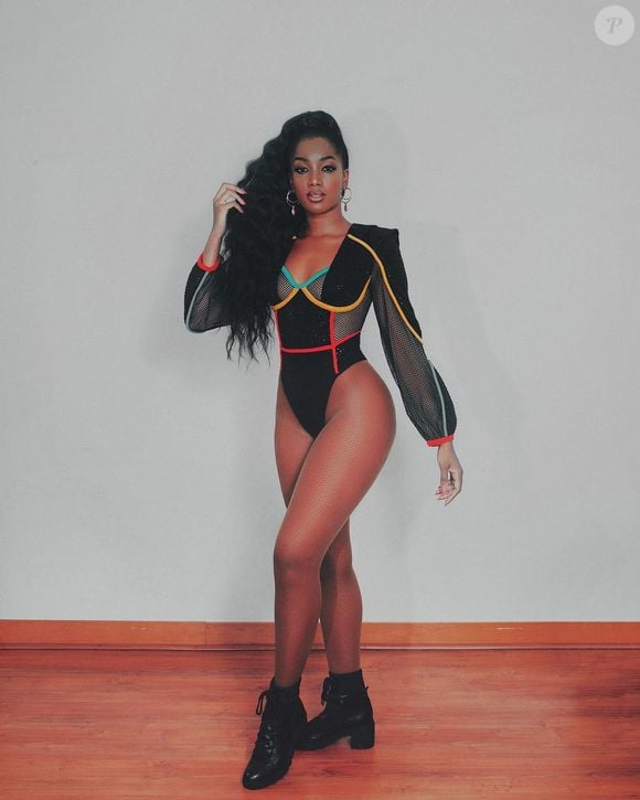 Iza em apresentação no Lollapalooza: body com manga telada e color bloking discreto