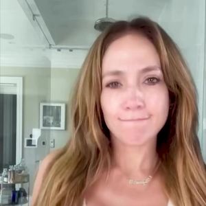 Jennifer Lopez surpreendeu os fãs, nesta quarta-feira (01), ao aparecer de cara limpa