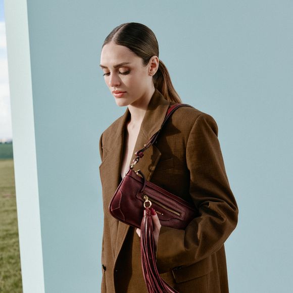 Em entrevista ao Purepeople, Isabelle Drummond elege bom sapato e bolsa funcional como itens indispensáveis