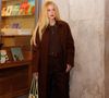 Marina Ruy Barbosa usa look monocromático marrom em livraria
