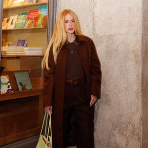 Marina Ruy Barbosa usa look monocromático marrom em livraria