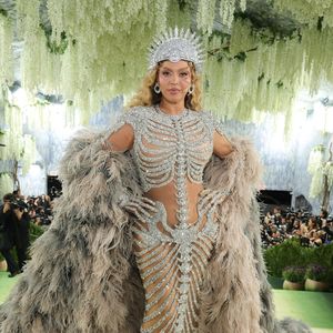 Beyoncé aposta em cabelo loiro ondulado e maquiagem iluminada no Met Gala 2026
