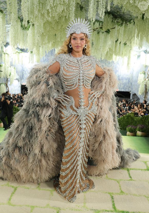 Beyoncé aposta em cabelo loiro ondulado e maquiagem iluminada no Met Gala 2026