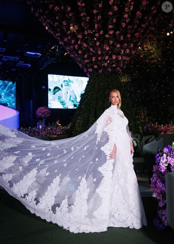 Assinado pelo estilista libanês Zuhair Murad, o vestido usado por Ana Paula une o romantismo clássico com toques ousados e modernos