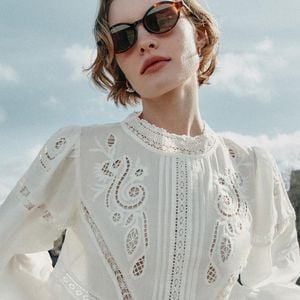 A versão com gola alta e mangas amplas da Zara, por R$ 319,00, traz aquele ar chic discreto que as mulheres elegantes amam