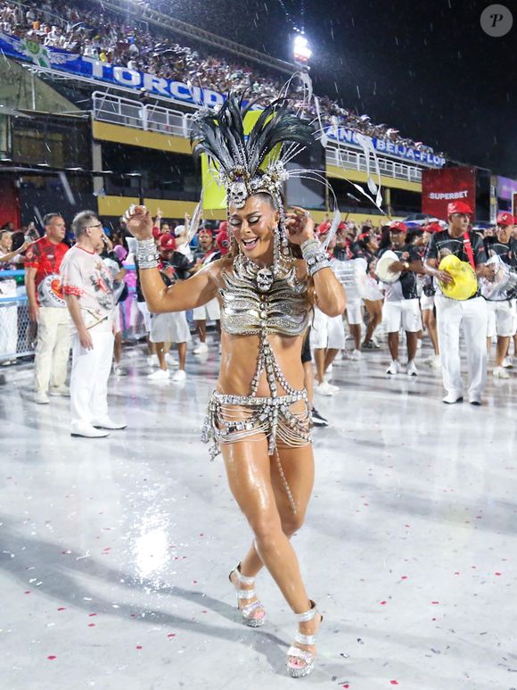 Juliana Paes é Rainha de Bateria da Viradouro