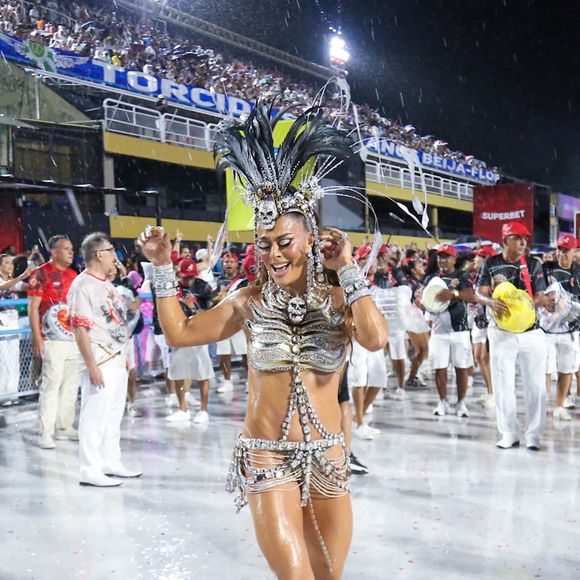 Juliana Paes é Rainha de Bateria da Viradouro