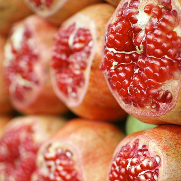 Algumas tradições dizem que as cascas da romã podem ser deixadas em um cantinho da casa, no jardim ou dentro de um vaso