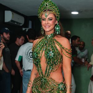 Para a ocasião especial, Paolla Oliveira escolheu um look nas cores da Imperatriz Leopoldinense