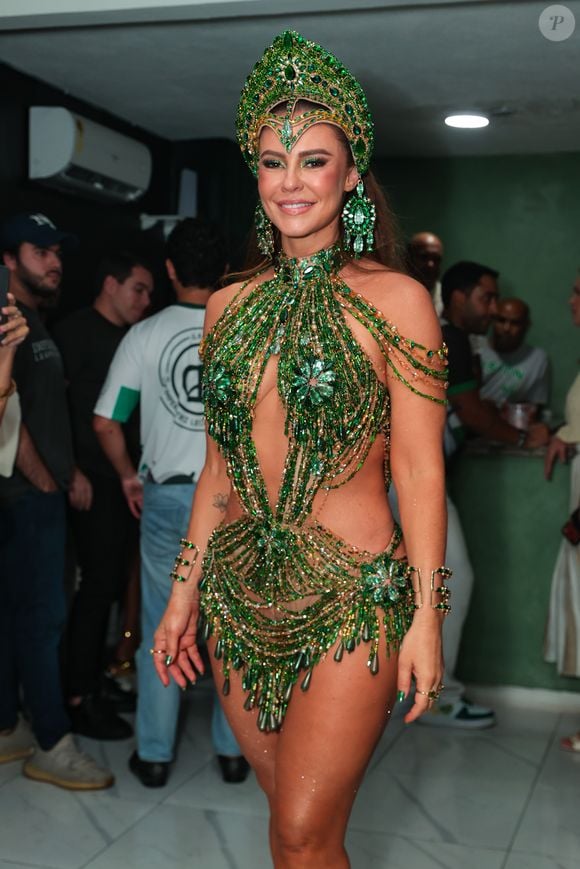Para a ocasião especial, Paolla Oliveira escolheu um look nas cores da Imperatriz Leopoldinense