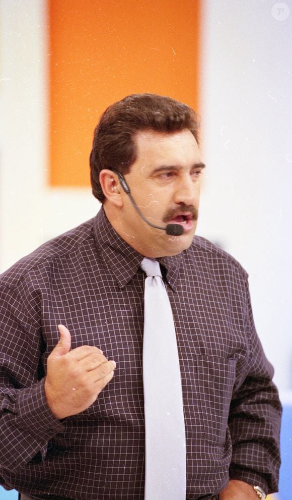 Ratinho e SBT perderam na audiência para estreia de 'A Fazenda 17': no horário, emissora exibiu ainda o 'No Alvo'