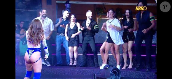 Anitta cantou para brothers, que ficaram separados e afastados em arquibancadas nesta quarta-feira (15) no 'BBB 25'