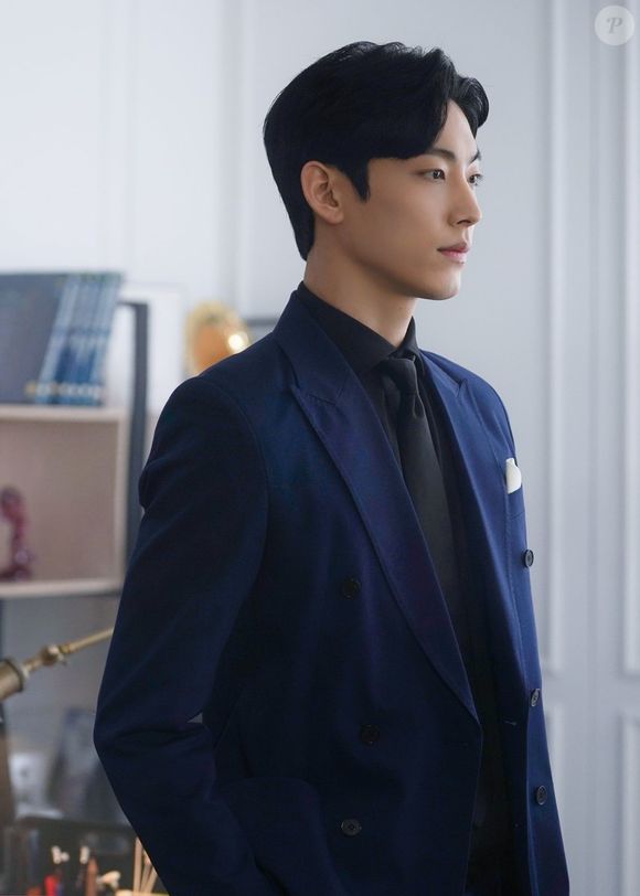 Muitos não sabem, mas o ator Park Young-woon esteve no BL 'The Director Who Buys Me Dinner', em 2022