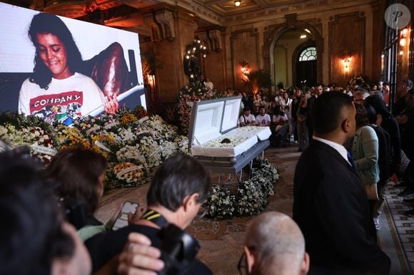 Telão com imagens de Preta Gil no velório que ocorre nesta sexta-feira (25), no Theatro Municipal do Rio de Janeiro.