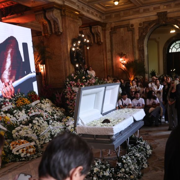 Telão com imagens de Preta Gil no velório que ocorre nesta sexta-feira (25), no Theatro Municipal do Rio de Janeiro.