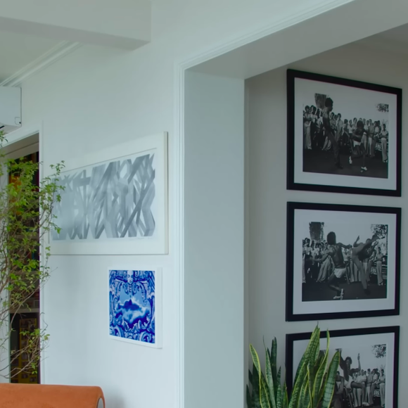 Também acoplada à sala de Taís Araújo e Lázaro Ramos está a varanda do casal, que transformou em um ambiente super arborizado