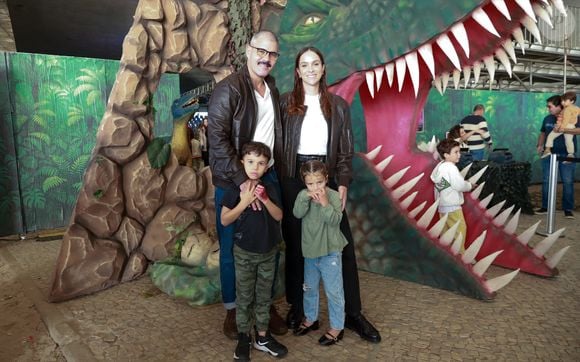 Esposa de Juliano Cazarré, Leticia Cazarré montou look prático de Inverno com a jaqueta preta