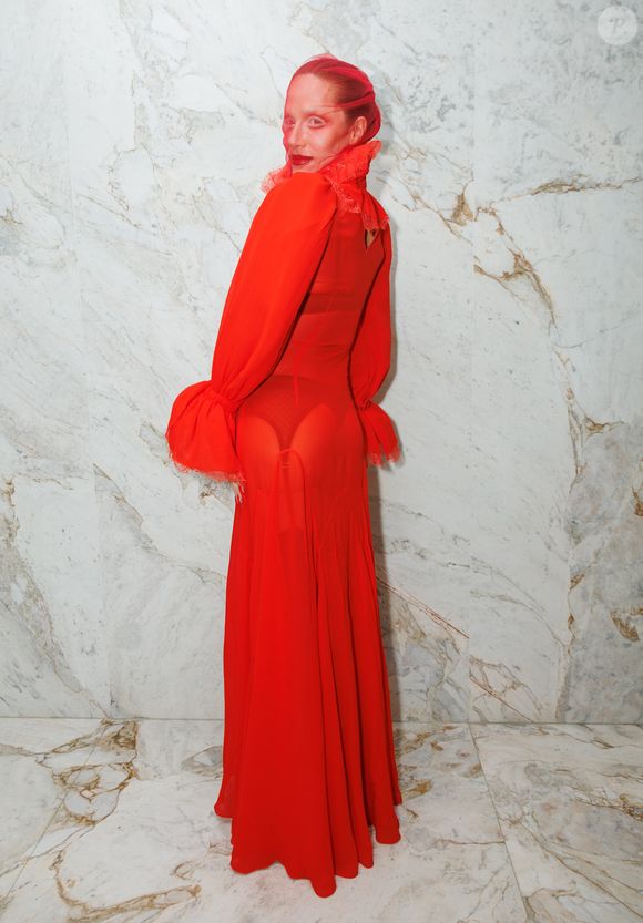 Giovanna Ewbank roubou a cena em visual sombrio com um vestido transparente de mangas bufantes