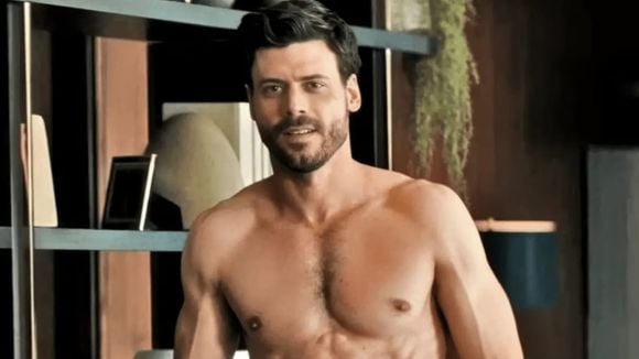 François Arnaud, estrela de 'Rivalidade Ardente', tem a melhor rotina de exercícios para ter bíceps impressionantes