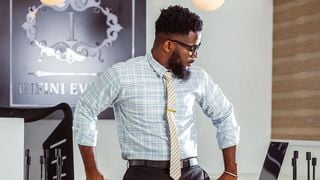 Sapatos sociais são obrigatórios para trabalhar? Estes quatro tênis podem fazer os homens mudarem de ideia