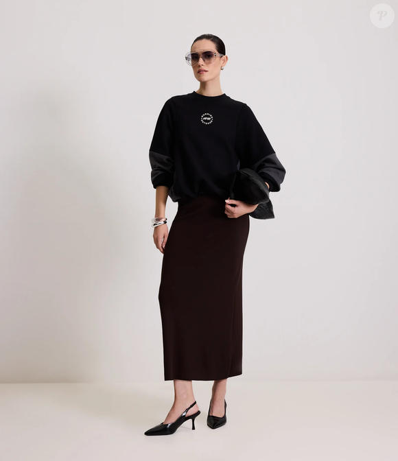 Saia Boho Reta Midi em Tricô da Renner: Encontrada por R$ 105,90, a peça marrom tem comprimento midi, caimento leve, elástico no cós e fenda na barra. Para o dia a dia, uma camiseta básica colocada por dentro da saia deixa o visual casual e ajuda a marcar a cintura