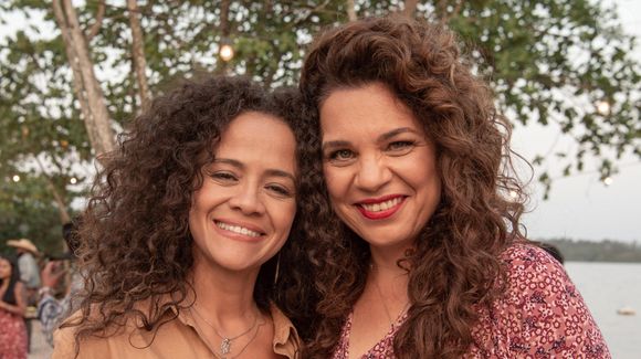 Último capítulo da novela 'Pantanal': o final feliz de Zuleica (Aline Borges) e Maria Bruaca (Isabel Teixeira)