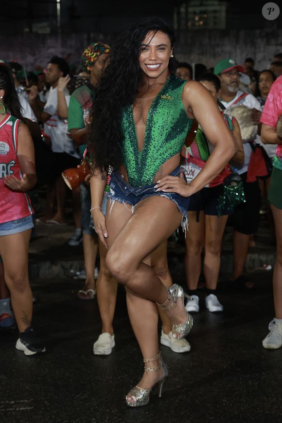 Carnaval 2025: Evelyn Bastos é a rainha de bateria da Mangueira desde 2014