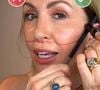 Mulheres 40+ podem testar diante do espelho a técnica ensinada por Maria Ferjol para criar um acabamento com 'efeito lifting'. A orientação da maquiadora é visualizar uma linha imaginária no rosto e evitar aplicar blush e bronzer abaixo dessa referência