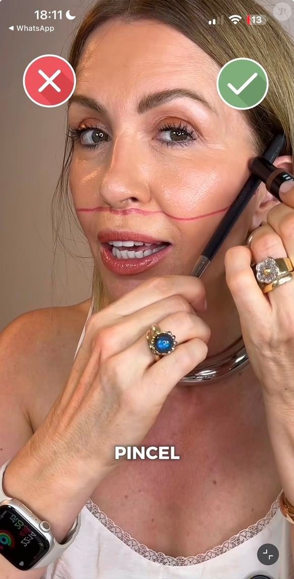 Mulheres 40+ podem testar diante do espelho a técnica ensinada por Maria Ferjol para criar um acabamento com 'efeito lifting'. A orientação da maquiadora é visualizar uma linha imaginária no rosto e evitar aplicar blush e bronzer abaixo dessa referência
