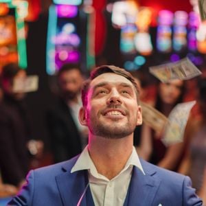 Especialistas defendem que dinheiro não compra felicidade absoluta, mas pode garantir segurança, acesso à saúde, alimentação, moradia e tranquilidade emocional - fatores diretamente ligados ao bem-estar psicológico