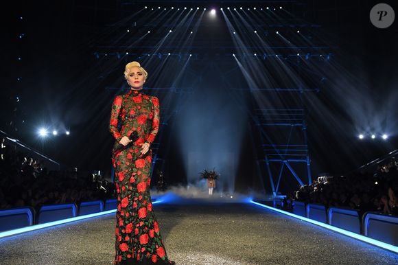 Lady Gaga também 'abusou' do glamour em suas apresentações em cima dos palcos