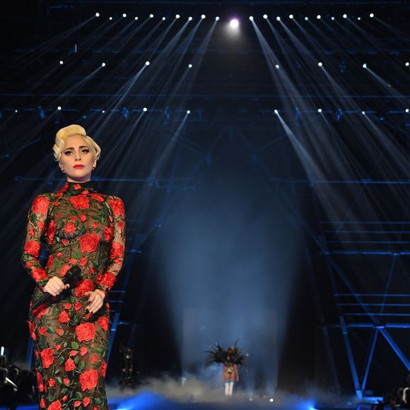 Lady Gaga também 'abusou' do glamour em suas apresentações em cima dos palcos