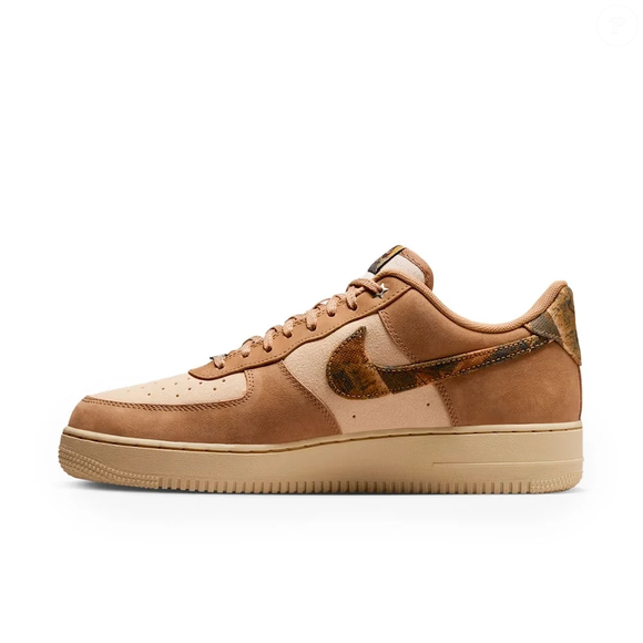 Clássico, confortável e com um toque fashionista na medida: o Nike Air Force 1 na cor 'alfajor' é daqueles lançamentos que fazem a gente repensar o reinado absoluto do preto no inverno