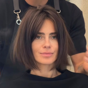 Escalada para viver Diná no cinema, Carolina Dieckmann passou por transformação radical no cabelo e mostrou o resultado pela primeira vez no Instagram