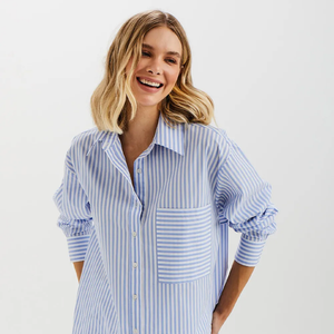 A camisa tricoline listrada azul e branca, por exemplo, aparece por cerca de R$ 790 no site da Brooksfield Donna