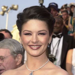 Caminhadas rápidas ao ar livre e corridas na esteira fazem parte da sua rotina, mas ela enfatiza que manter-se ativa é uma prioridade não apenas física, mas também mental