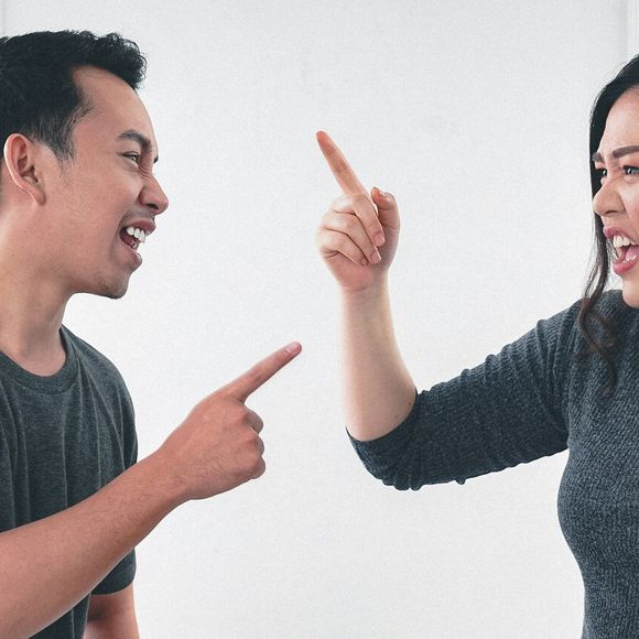 Falta de confiança: Recorrer a mentiras para manter o vínculo é um claro indicador de que algo está errado