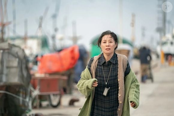 Ae-sun, por sua vez, começa a se dedicar ainda mais às poesias e consegue publicar livros com suas escritas