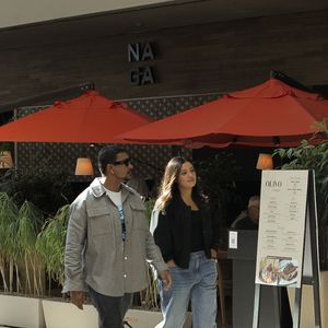 Sophie Charlotte apostou em jeans largo e jaqueta ampla, enquanto Xamã investiu em visual urbano e casual
