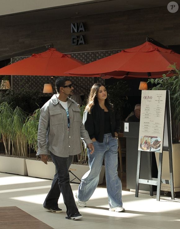 Sophie Charlotte apostou em jeans largo e jaqueta ampla, enquanto Xamã investiu em visual urbano e casual