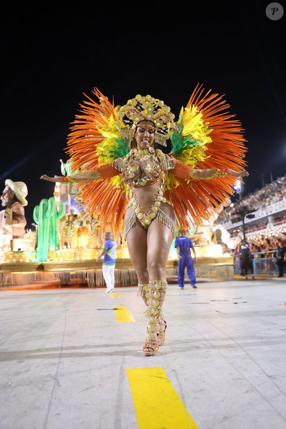 Musa Tati Sindel protagonizou polêmica antes do desfile da Acadêmicos de Niterói; ela e outro componente teriam se irritado e quase vivido confronto físico