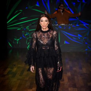 A influenciadora Maya Massafera apareceu na noite desta quinta-feira (10) no São Paulo Fashion Week