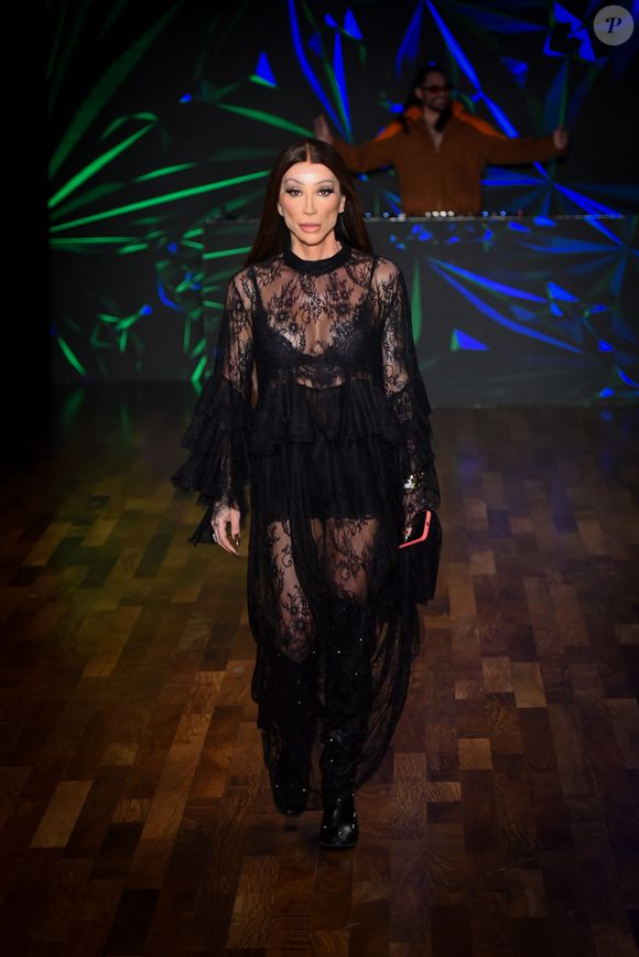 A influenciadora Maya Massafera apareceu na noite desta quinta-feira (10) no São Paulo Fashion Week