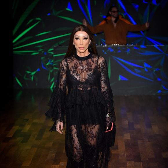A influenciadora Maya Massafera apareceu na noite desta quinta-feira (10) no São Paulo Fashion Week
