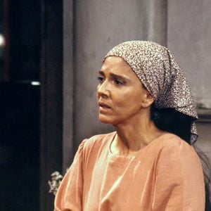 Atriz Yoná Magalhães deu vida à Tonha, dona do Mangue Seco na novela 'Tieta' - a trama está sendo exibida no 'Vale a Pena Ver de Novo', da TV Globo, atualmente.