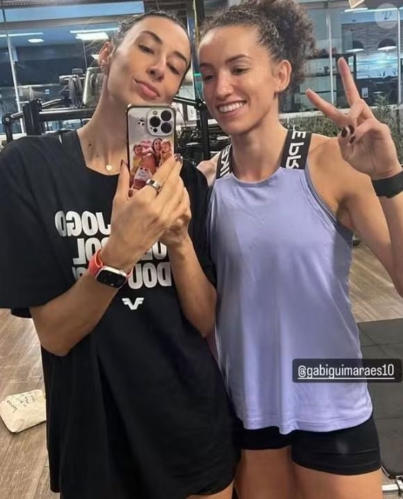 Após término com Sheilla Castro, jogadora Gabi Guimarães vive nova fase amorosa ao lado de Bruna Unzueta, relação anterior durou dois anos e meio, segundo a coluna Retratos da Vida, do Extra