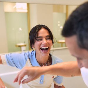No vídeo, os dois compartilham a experiência de cozinhar juntos, transformando o que seria apenas “trabalho” em um momento leve, divertido e cheio de autenticidade.