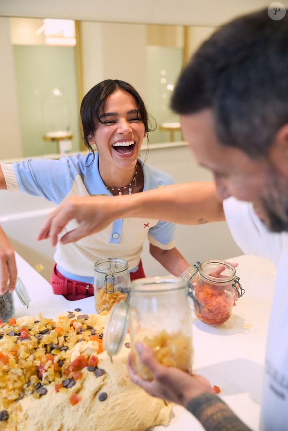 No vídeo, os dois compartilham a experiência de cozinhar juntos, transformando o que seria apenas “trabalho” em um momento leve, divertido e cheio de autenticidade.
