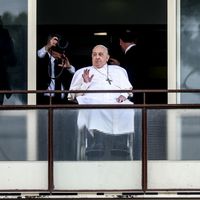 URGENTE! Papa Francisco faz primeira aparição pública e recebe alta do hospital após 40 dias internado